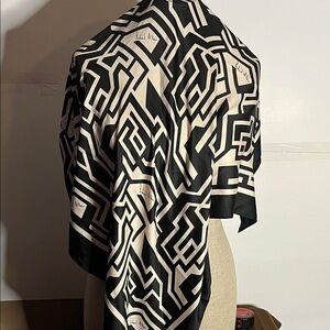 😄Richard Allen square geometric scarf black white